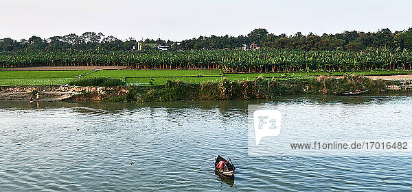 Gebiet Kalna  Westbengalen  Indien. Luftaufnahme über den Fluss Hooghly  Teil des Ganges. Die Landschaft ist unterteilt in kleine Parzellen von kultiviertem Land mit Handarbeit in den Reisfeldern und Fischern  die ihre kleinen Boote mit ihren Netzen zurückholen.