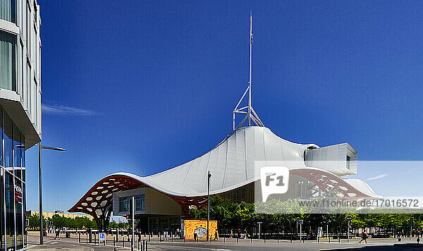 Frankreich  Metz Stadt  Das Center Pompidou-Metz ist eine öffentliche Einrichtung der kulturellen Kunst Zusammenarbeit  der Stile: Moderne Architektur  Postmoderne  Struktureller Expressionismus  Architekten: Architekten: Philip Gumuchdjian  Jean de Gastines  Shigeru Ban  eröffnet in 2010