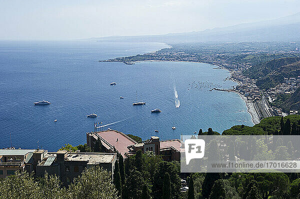 Europa  Italien  Sizilien  Messina  Taormina  Blick auf die Stadt  die Bucht von Taormina  das Mittelmeer  das Tyrrhenische Meer.