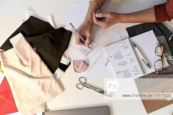Weibliche kreative professionelle Zeichnung Design auf Papier am Schreibtisch im Atelier