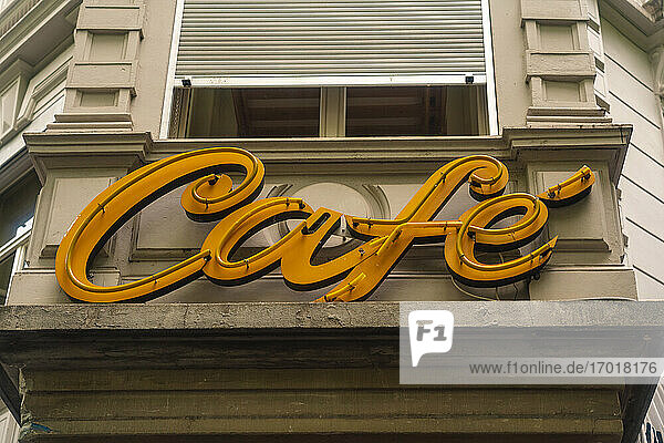 Schweiz  Zürich  Vintage Cafe Leuchtreklame auf Gebäude