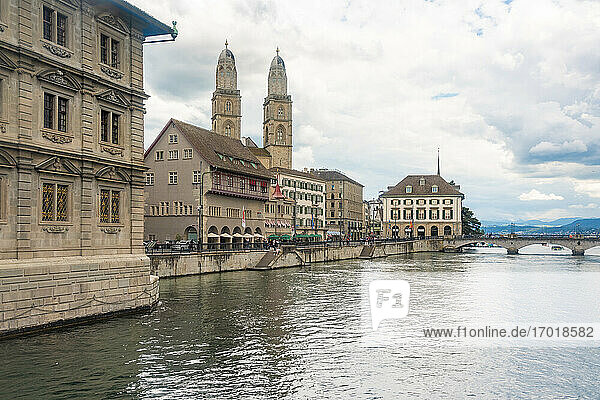 Schweiz  Zürich  Limmat mit Rathaus und Großmünsterkirche