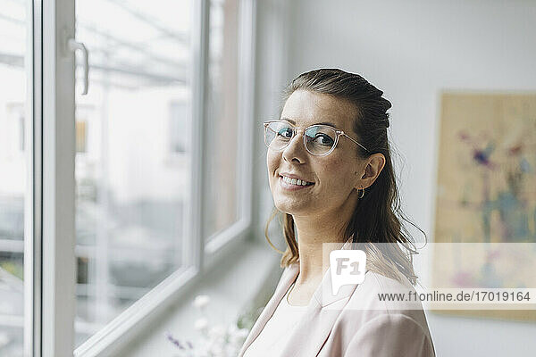 Porträt einer lächelnden Geschäftsfrau im Büro