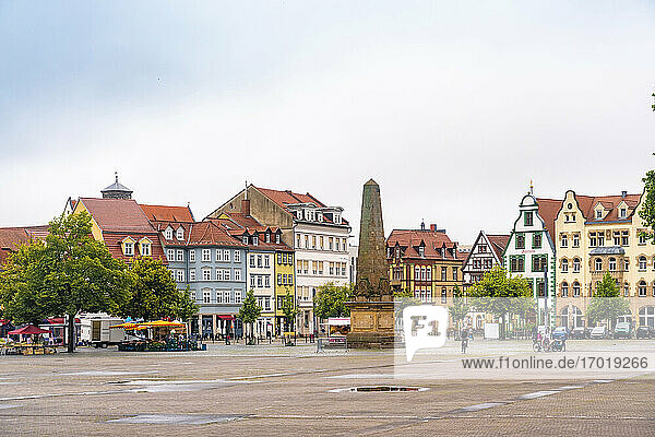 Deutschland  Erfurt  Obelisk am Domplatz mit historischen Häusern