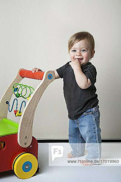 Porträt eines lächelnden kleinen Jungen mit Spielzeug