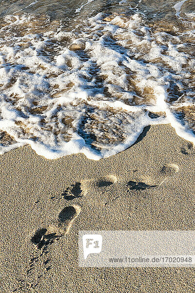 Fußabdrücke im Strandsand