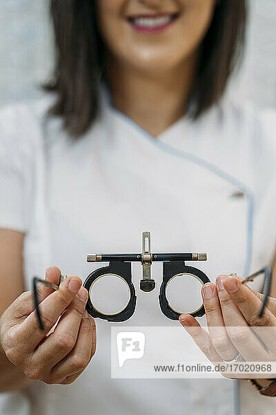 Lächelnde Optometristin mit Brille in der Klinik