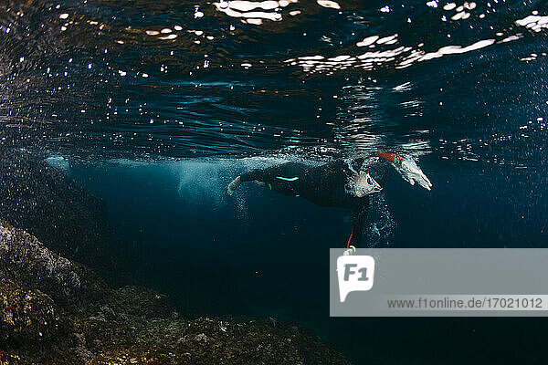 Unterwasseransicht eines Mannes beim Tauchen im Meer