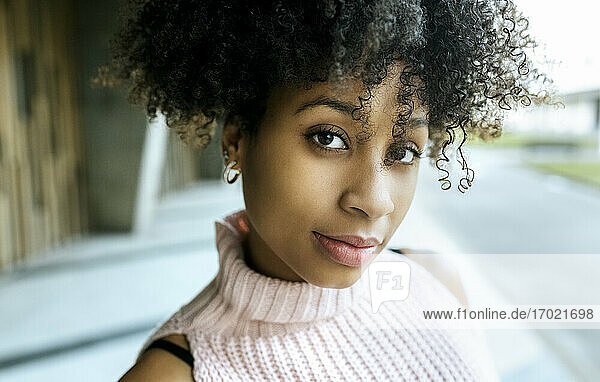 Nahaufnahme einer schönen Frau mit Afro-Haar