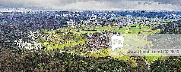 Deutschland  Baden-Württemberg  Drohnenansicht eines Dorfes im Schwäbischen Wald