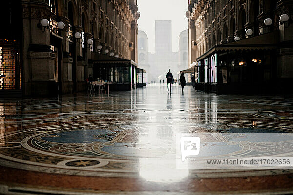 Ruhige Szene in der Galleria Vittorio Emanuele II während des Covid-19 Lockdown 2020  Mailand  Italien