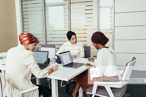 Weibliche Kollegen arbeiten im Büro zusammen