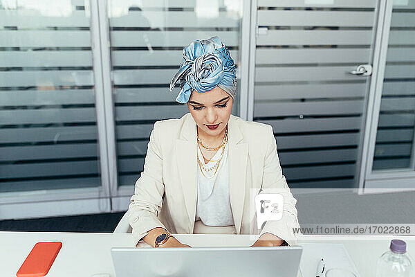 Geschäftsfrau arbeitet an einem Laptop
