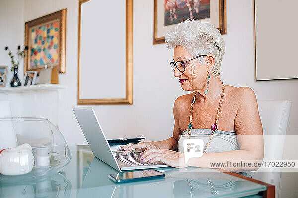 Ältere Frau arbeitet zu Hause