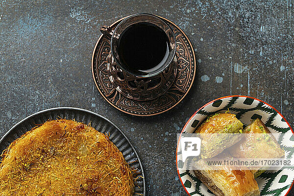 Türkischer Tee mit Künefe und Baklava