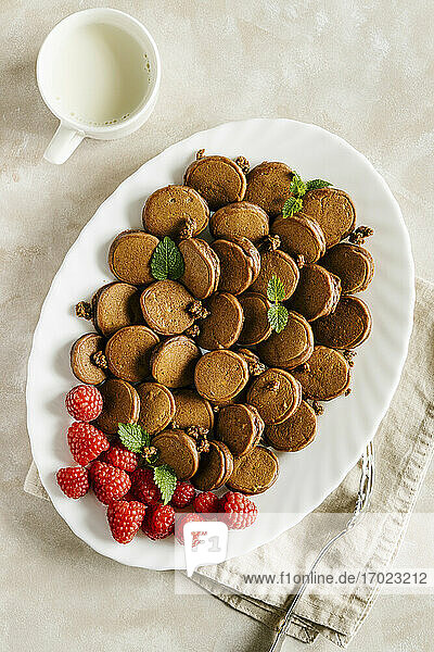 Mini-Schokoladenpancakes mit Himbeeren