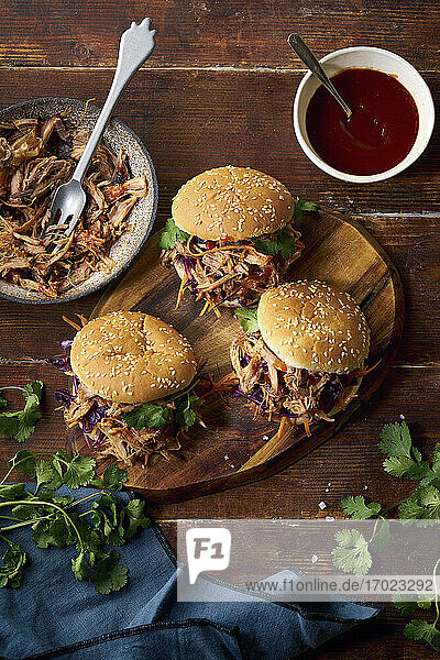 Pulled pork burgers with pickled and fresh vegetables