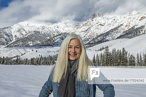 USA  Idaho  Sun Valley  Winterporträt einer älteren Frau vor den Boulder Mountains
