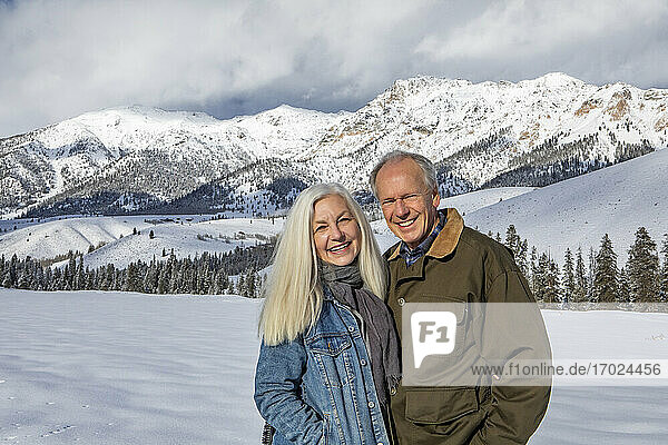 USA  Idaho  Sun Valley  Winterporträt eines älteren Paares vor den Boulder Mountains