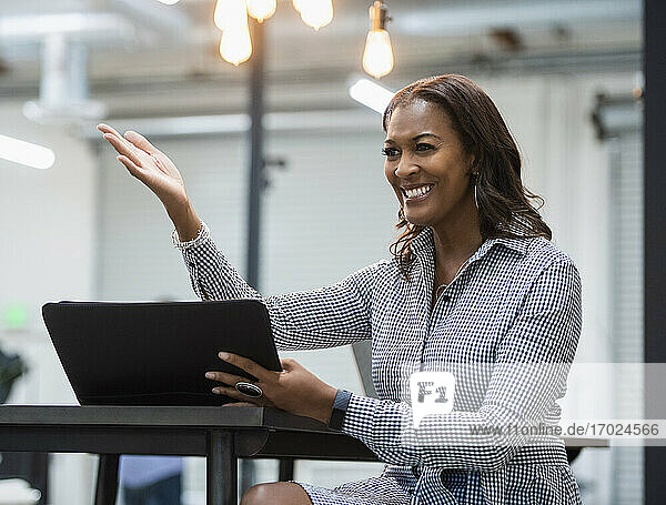 Business-Frau mit Laptop im Büro