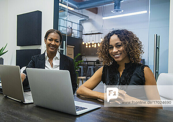 Geschäftsfrauen verwenden Laptops im Büro