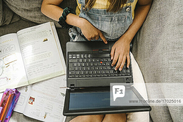 Mädchen lernt online über Laptop zu Hause