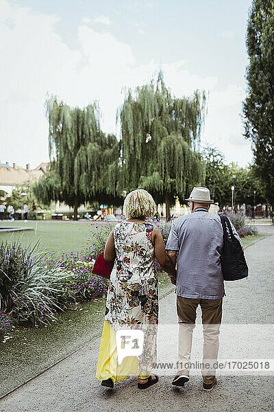 Älteres Paar verbringt seine Freizeit im Park während des Urlaubs