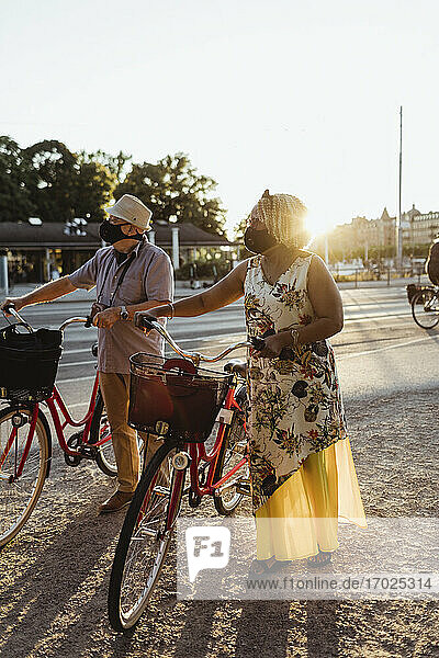 Senior Paar mit Fahrrad stehen am Straßenrand auf sonnigen Tag