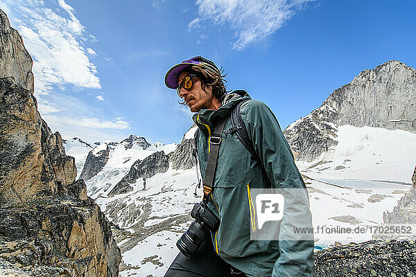 Kletterer mit Kamera  Bugaboo Property Released (PR)ovincial Park  British Columbia  Kanada