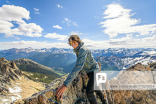 Lächelnder Kletterer am Felsen Bugaboo Property Freigegeben (PR)ovincial Park  British Columbia  Kanada