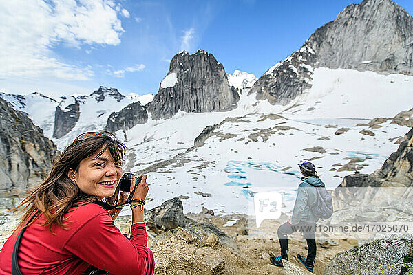 Kletterer beim Fotografieren im Bugaboo Property Released (PR)ovincial Park  British Columbia  Kanada