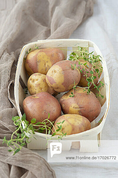 Rohe Kartoffeln im Korb