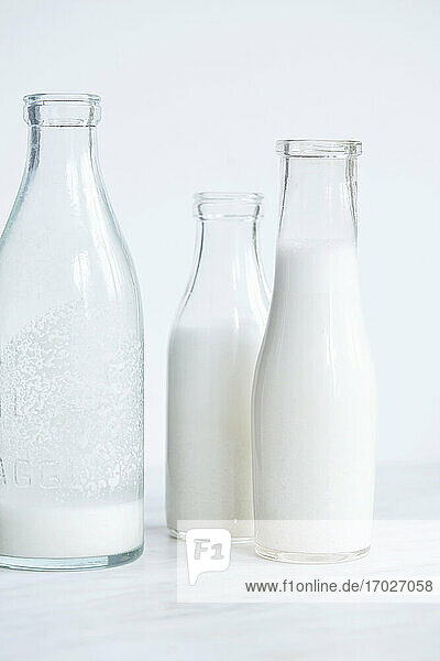 Mandelmilch in Glasflaschen
