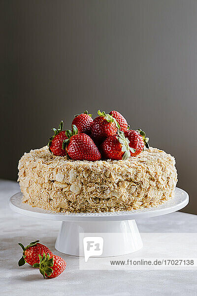 Napoleon-Torte (Mille-Feuille-Torte mit Vanille-Buttercreme) mit Erdbeeren