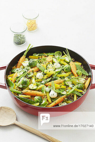 Sommerliche vegetarische Gemüse-Paella mit Karotten  Rosenkohl und Zuckerschoten