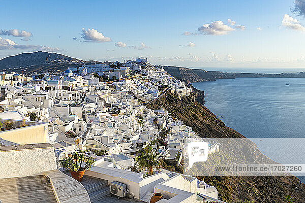 Weiß getünchte Häuser auf der Caldera  Fira  Santorin  Kykladen  Griechische Inseln  Griechenland  Europa