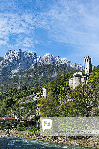 Blick über die Berge  Felsgravuren Nationalpark von Naquane  UNESCO-Weltkulturerbe  Valcamonica  Italien  Europa