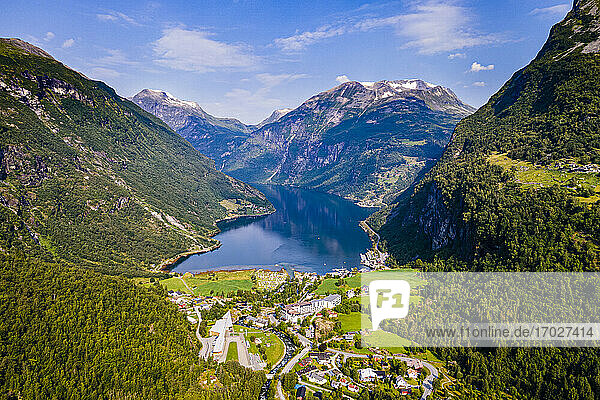 Blick über den Geirangerfjord  UNESCO-Weltkulturerbe  Sunnmore  Norwegen  Skandinavien  Europa