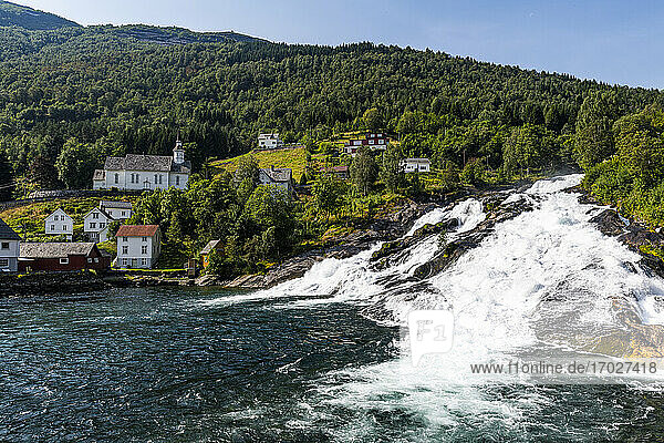 Hellesyltfossen Wasserfall  Flam  Geirangerfjord  Sunmore  Norwegen  Skandinavien  Europa