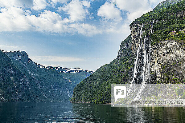 Wasserfall im Geirangerfjord  UNESCO-Welterbe  Sunnmore  Norwegen  Skandinavien  Europa