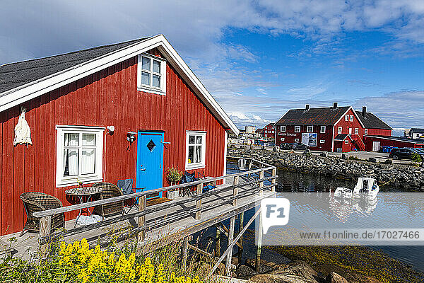 Typische rote Häuser im Hafen von Henningsvaer  Lofoten  Nordland  Norwegen  Skandinavien  Europa