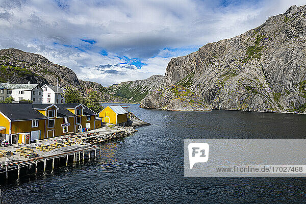 Hafen des kleinen Fischerdorfes Nusfjord  Lofoten  Nordland  Norwegen  Skandinavien  Europa