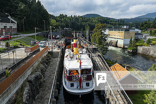 Touristenboot in den Ulefoss-Schleusen  Telemark-Kanal  Norwegen  Skandinavien  Europa