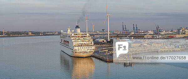 London Cruise Terminal  Kreuzfahrtschiff MV Columbus  Tilbury  Hafen von London  Themse  Essex  England  Vereinigtes Königreich  Europa