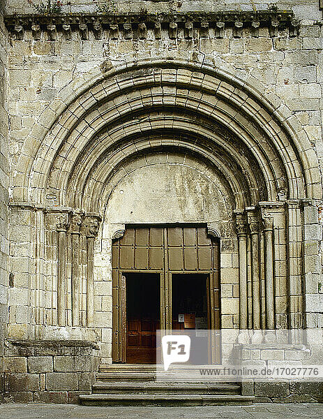 Spanien  Galicien  Provinz Lugo  Viveiro. Kirche Santa Maria del Campo. 12. Jahrhundert. Romanischer Stil. Säulengang.