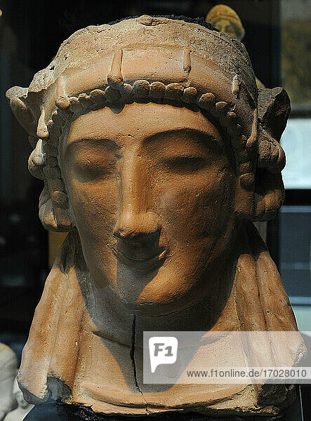 Kopf einer weiblichen Skulptur in Lebensgröße. 1. bis 2. Jahrhundert v. Chr. Terrakotta. Aus Vouni  Zypern. Museum für die Altertümer des Mittelmeers und des Nahen Ostens. Stockholm  Schweden.