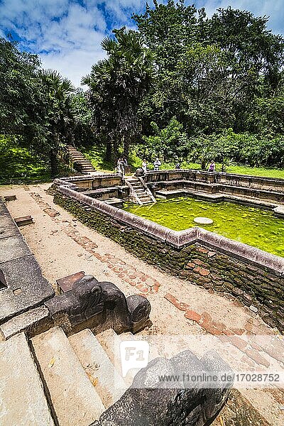 Die alte Stadt Polonnaruwa  Touristen am Badebecken (Kumara Pokuna) des Königspalastes von Parakramabahu  Sri Lanka  Asien