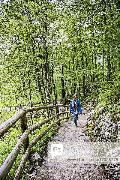 Bohinjer See  Slowenien. Tourist auf dem Weg zum Savica-Wasserfall  Triglav-Nationalpark  Julische Alpen  Slowenien  Europa