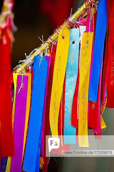 Farbenfrohe Gebete im Kek Lok Si-Tempel  Penang  Malaysia. Genau lesen; Ich wünsche mir  dass ich ein gutes Mädchen bin und dass mein Vater mir alles gibt  was ich verlange. Der Kek-Lok-Si-Tempel befindet sich in der Gegend von Air Itam in Penang  eine einfache Busfahrt von der UNESCO-Welterbestätte George Town entfernt  wo sich die meisten Touristen aufhalten. Als größter buddhistischer Tempel Südostasiens ist der Kek Lok Si Tempel ein ziemliches Spektakel mit herausragenden Merkmalen wie der Pagode der 10.000 Buddhas und Tausenden von Gebeten  die an chinesischen Laternen befestigt sind  die den Weg nach oben säumen  wo man von einem Blick zurück auf George Town  Penang  begrüßt wird.