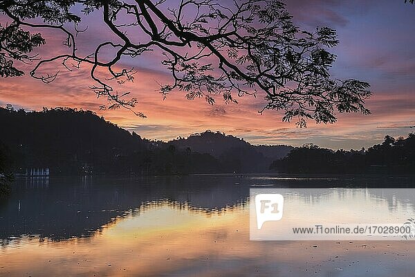 Dramatischer Sonnenaufgang am Kandy-See und an der Wolkenwand (Walakulu Wall)  Kandy  Zentralprovinz  Sri Lanka  Asien